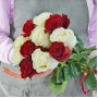 Букет 11 роз красных и белых